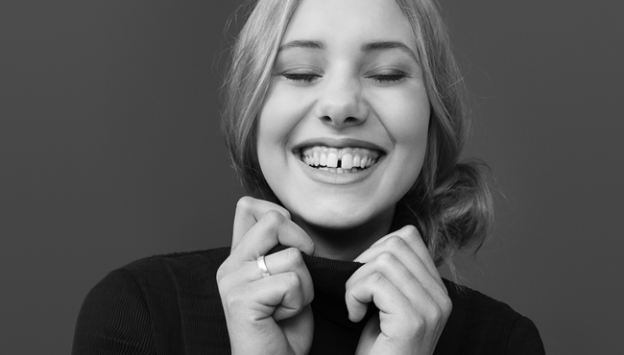 Kvinde smiler stort